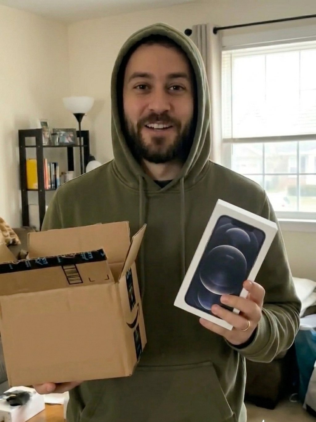 Cliente segurando a caixa recebida e uma caixa de iPhone lacrada