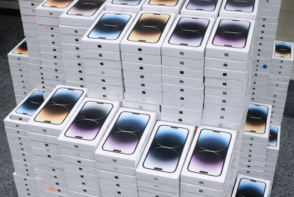 Caixa de um MacBook Pro saindo de dentro de uma caixa de papelão de envio