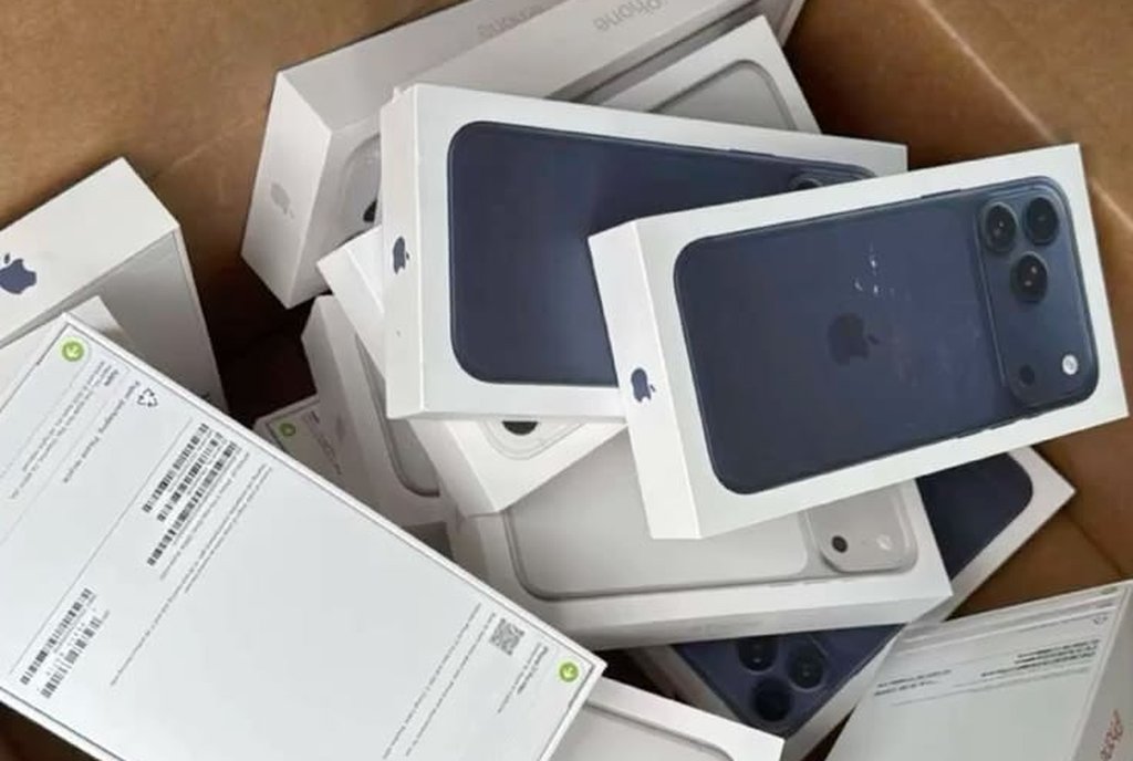 Caixa de papelão com três caixas de iPhone lacradas, ainda com o plástico de fábrica
